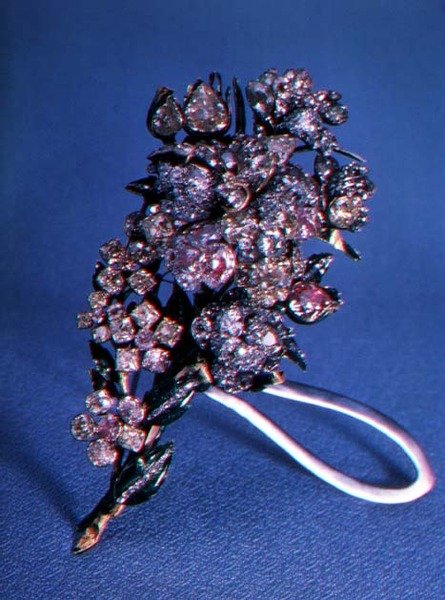 胸针采用鲜艳的切割钻石和珐琅装饰镶嵌一束鲜花，c.1750（金，银，钻石和珐琅） 作者 俄语学校