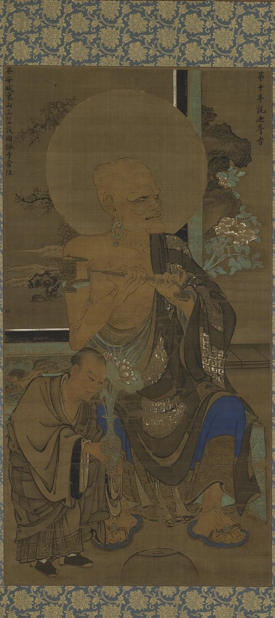 罗汉（Handaka Sonja  -  Panthaka）就座;他的右边有一个莲花的弟子，在14世纪中叶的南北朝时期（丝绸上的墨水和颜色） 作者 龙善