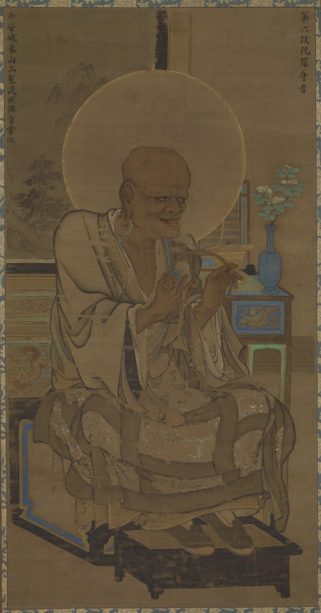 罗汉（Hattara Sonja  -  Bhadra）坐着;桌子上的花瓶里的一个开花的分支，Nanbokucho时期，14世纪中叶（丝绸上的墨水和颜色） 作者 龙善