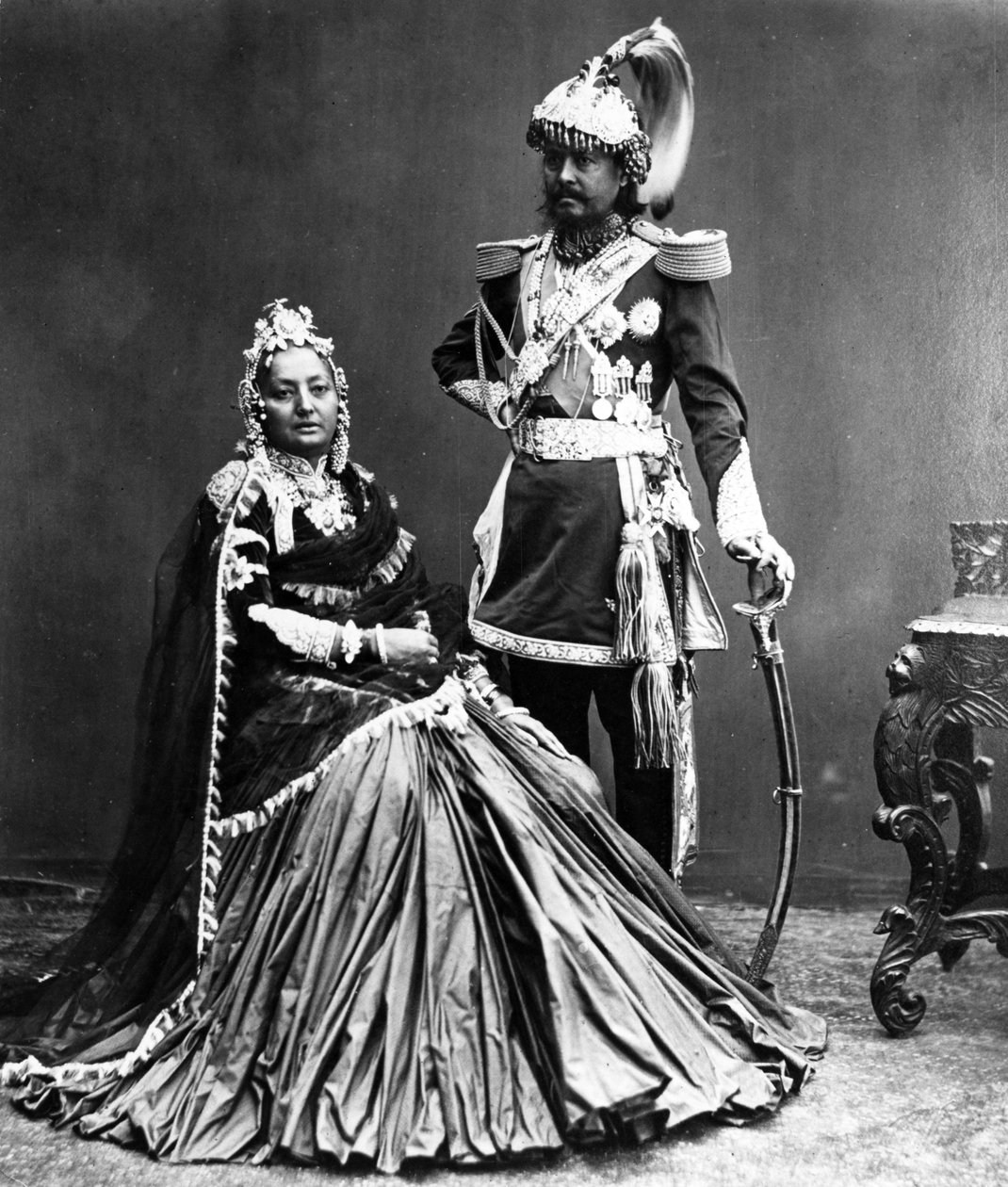 尼泊尔的大君和他的妻子，1870年代 作者 S. and Shepherd，C.伯恩