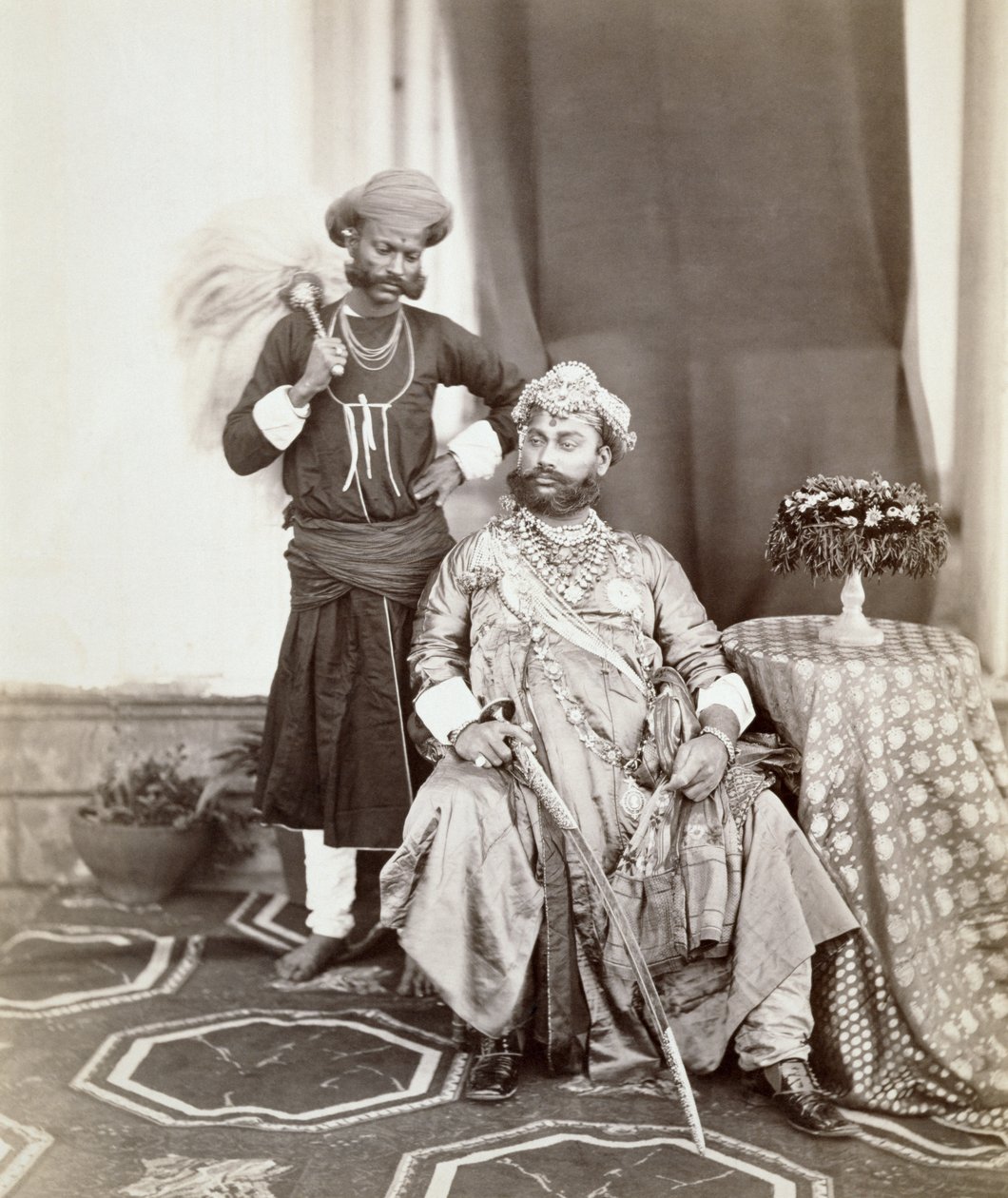 1877年Indore和随从的殿下Maharaja Tukoji Rao（1844-86）殿下（蛋白印刷品） 作者 S. and Shepherd，C.伯恩