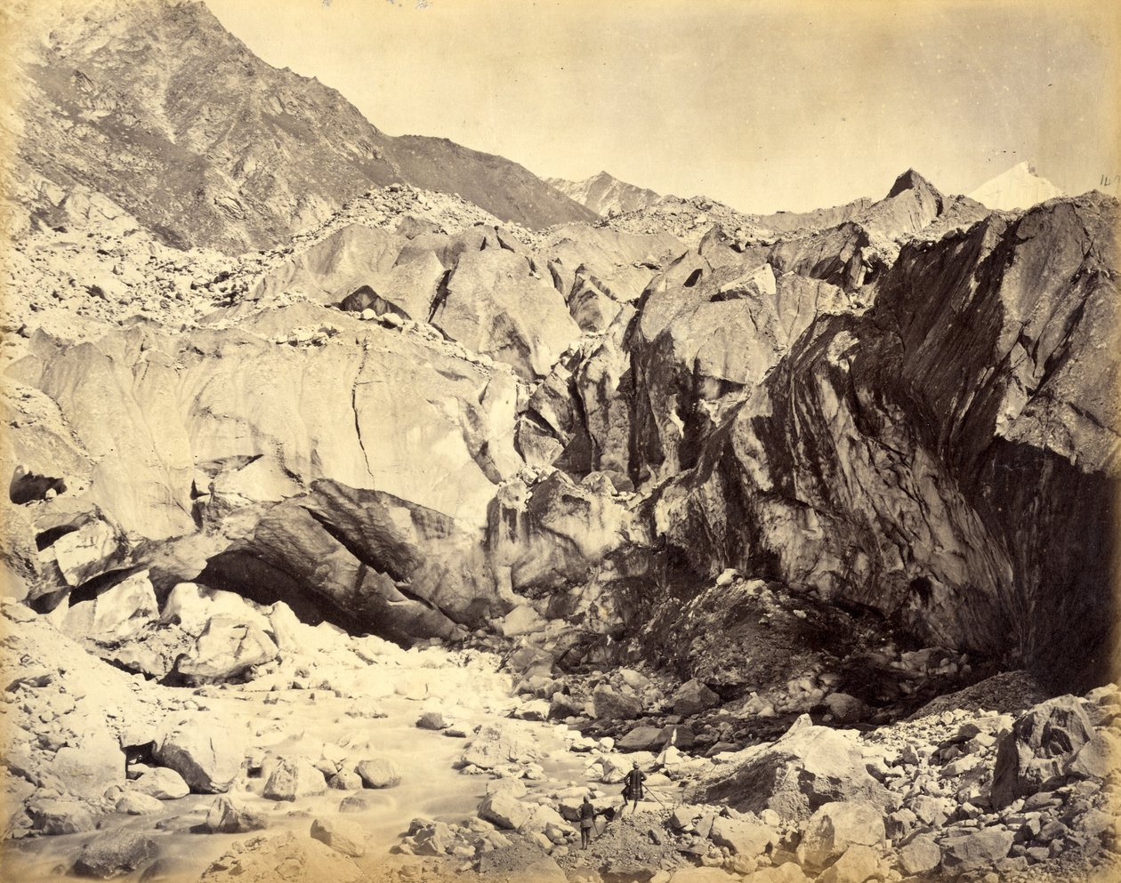 恒河的来源，印度，1860-70（蛋白印刷品） 作者 塞缪尔·伯恩