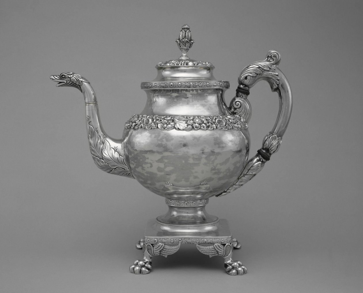 咖啡壶，茶和咖啡服务的一部分，1824-27（银） 作者 塞缪尔·柯克（Samuel Kirk）