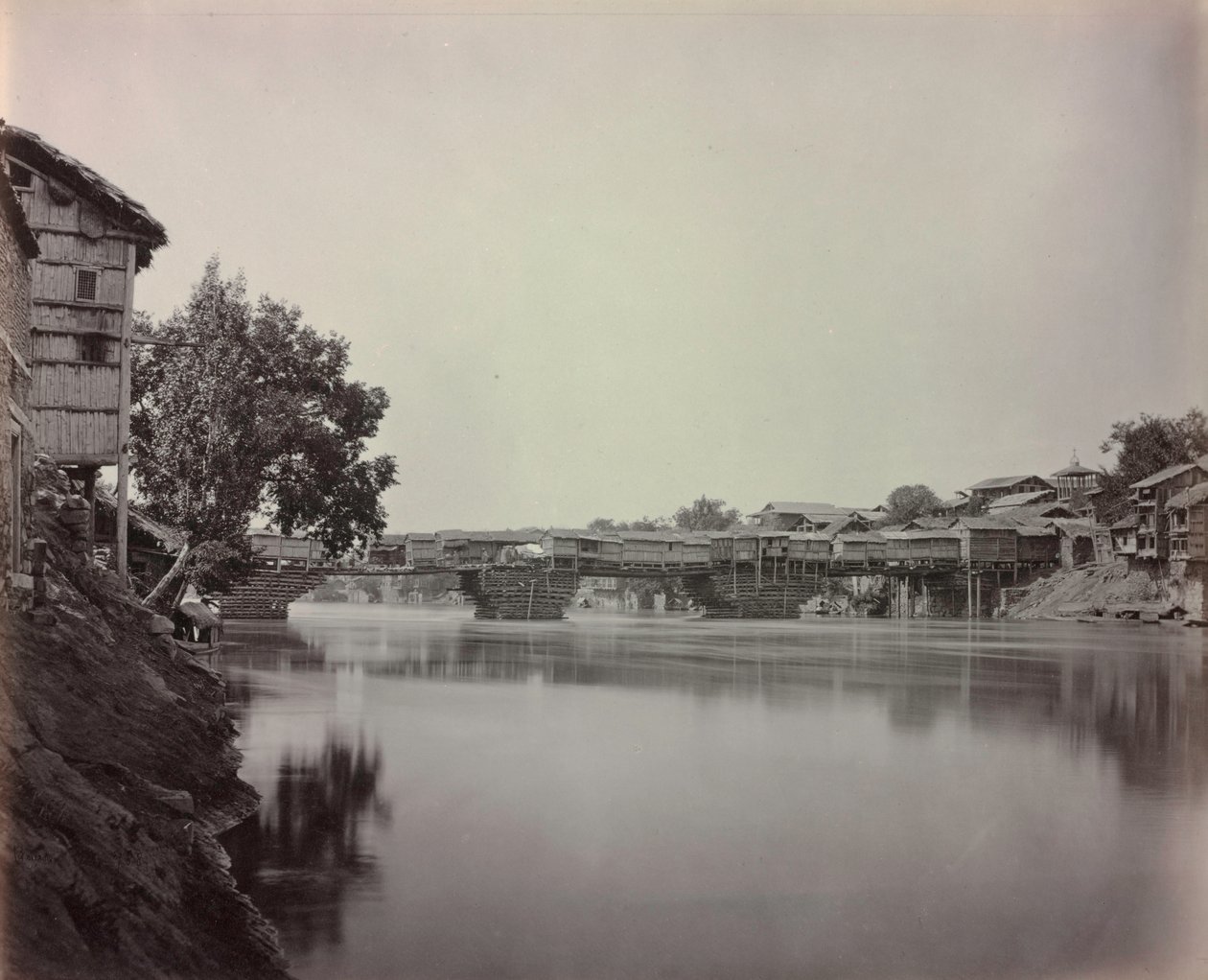 商店桥，克什米尔斯利那加，1864年。 作者 塞缪尔·伯恩