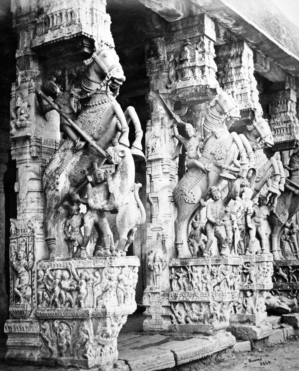 雕刻的马柱在Ranganatha寺，Srirangam，1869年 作者 塞缪尔·伯恩