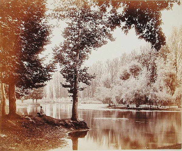克什米尔Dhul运河上的风景，约1865年（棕褐色照片）。 作者 塞缪尔·伯恩