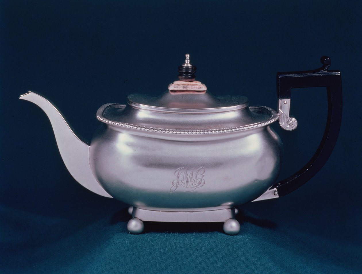 摄政茶壶，1812-13银，木与象牙结 作者 塞缪尔·亨内尔