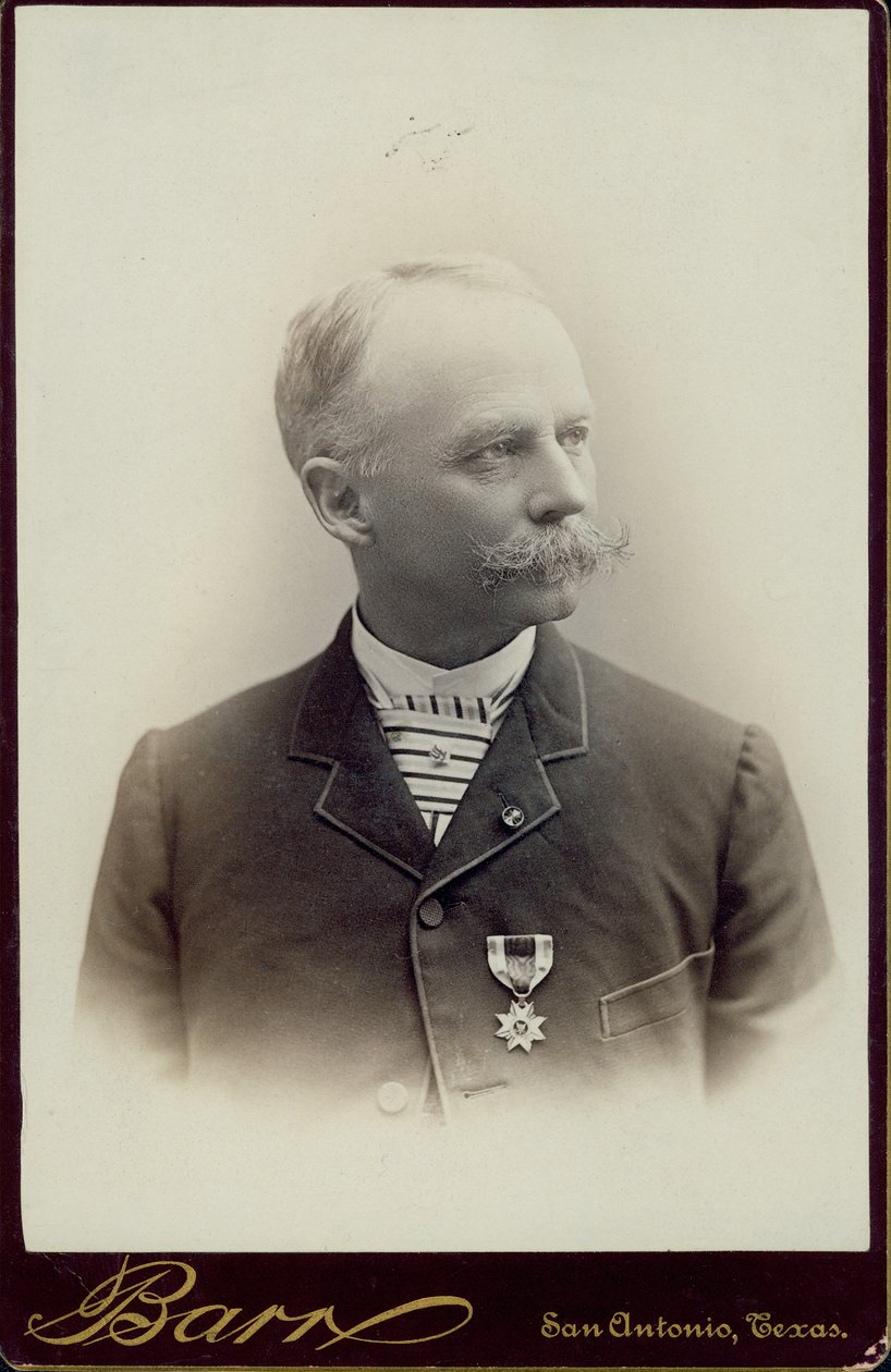 Hiram L. Kelley的胸围肖像，穿着条纹领带和一件带有奖章的西装钉在夹克上，头转向右边 作者 圣安东尼奥DP巴尔