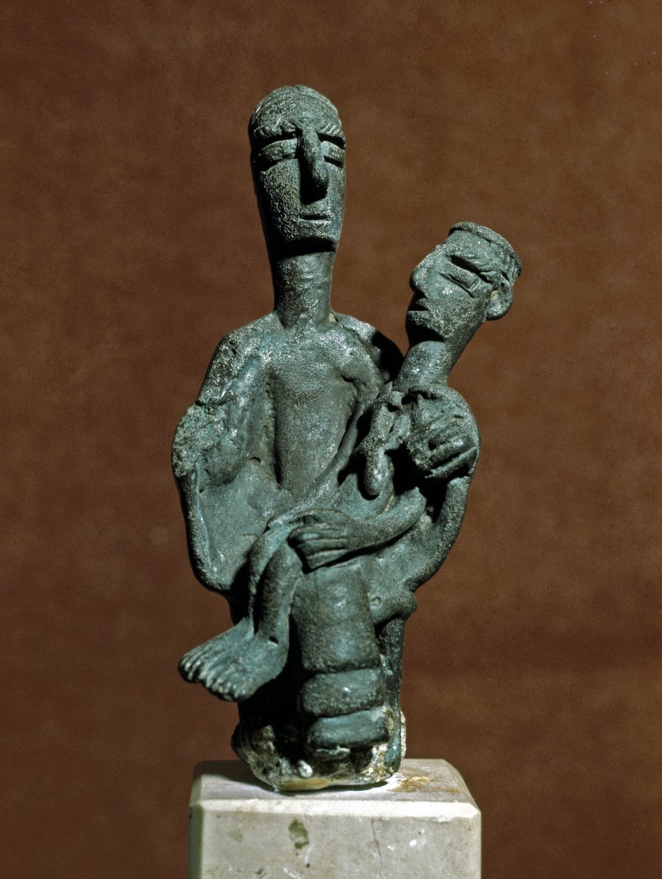 Nuragic 文化 (nuraghi) 撒丁岛：支持死去战士的母亲女神铜像。 来自努奥罗附近的乌祖莱。 公元前 8-7 世纪。 卡利亚里，国家考古博物馆，撒丁岛，意大利 作者 撒丁岛的努拉克文明