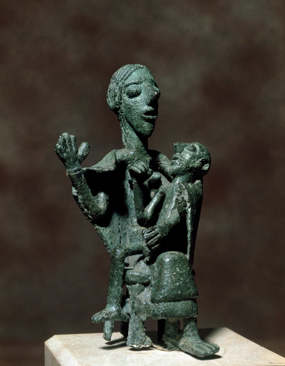 Nuragic 文化 (nuraghi) 撒丁岛：母神与她儿子的青铜雕像。 公元前 8-7 世纪。 卡利亚里，国家考古博物馆，撒丁岛，意大利 作者 撒丁岛的努拉克文明