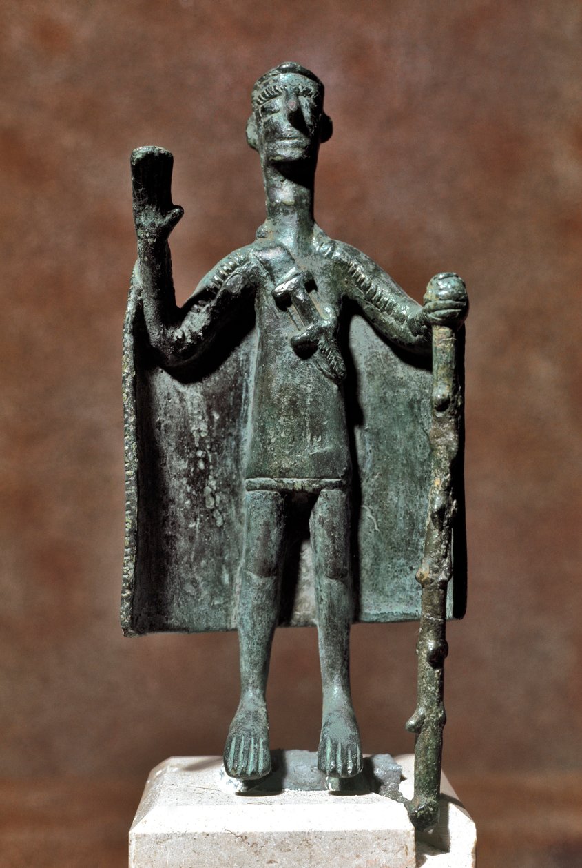 Nuragic 文化 (nuraghi) 撒丁岛：旅行者手持棍子并披着斗篷的青铜雕像。 公元前 8-7 世纪。 卡利亚里，国家考古博物馆，撒丁岛，意大利 作者 撒丁岛的努拉克文明