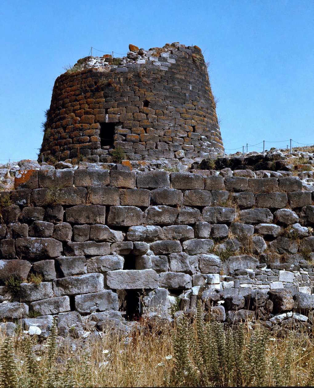Nuragic 文化 (nuraghi) 撒丁岛：Santu Ante 巨石遗址上的 Nuragic 城市遗址：中央塔。 公元前 1600-1450 年。 Torralba, 撒丁岛 意大利 作者 撒丁岛的努拉克文明