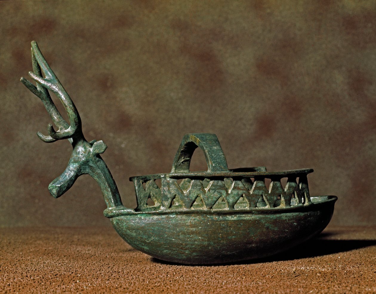 Nuragic 文化 (nuraghi) 撒丁岛：船形雕塑，青铜鹿头雕像。 公元前 8-7 世纪。 卡利亚里，国家考古博物馆，撒丁岛，意大利 作者 撒丁岛的努拉克文明