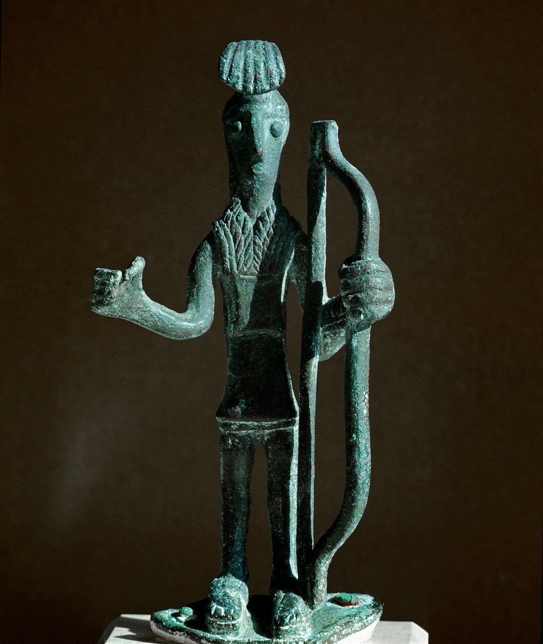 Nuragic 文化 (nuraghi) 撒丁岛：青铜战士拉弓（缺少长矛）小雕像。 公元前 8-7 世纪。 卡利亚里，国家考古博物馆，撒丁岛，意大利 作者 撒丁岛的努拉克文明