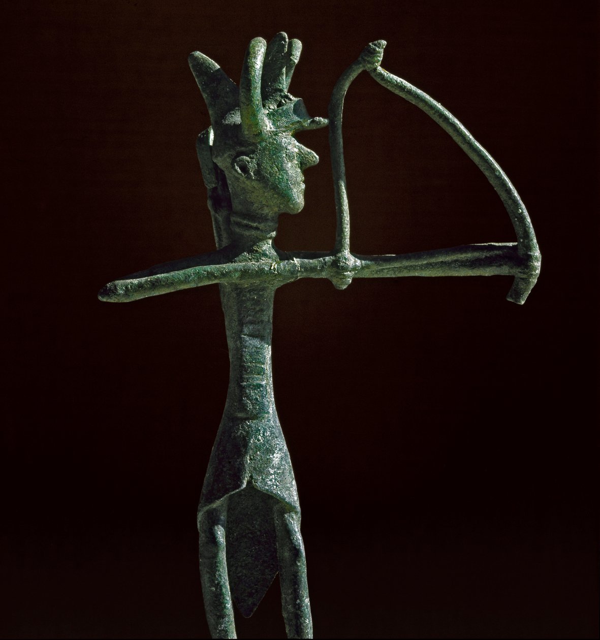 Nuragic 文化 (nuraghi) 撒丁岛：拉着青铜弓的战士雕像。 公元前 8-7 世纪。 卡利亚里，国家考古博物馆，撒丁岛，意大利 作者 撒丁岛的努拉克文明
