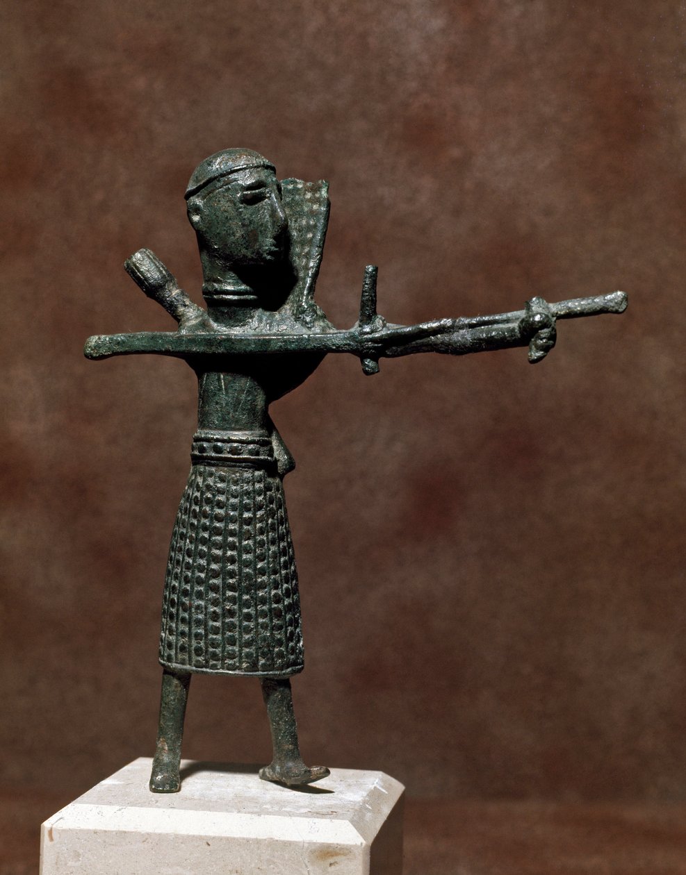Nuragic 文化 (nuraghi) 撒丁岛：身穿东方青铜裙的战士雕像。 公元前 8-7 世纪。 卡利亚里，国家考古博物馆，撒丁岛，意大利 作者 撒丁岛的努拉克文明