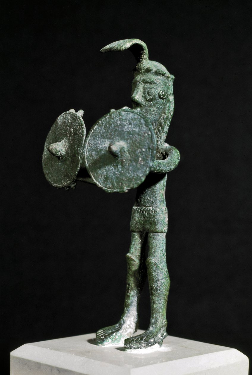 Nuragic 文化 (nuraghi) 撒丁岛：代表恶魔生物的雕像，手持青铜双盾。 公元前 8-7 世纪。 卡利亚里，国家考古博物馆，撒丁岛，意大利 作者 撒丁岛的努拉克文明