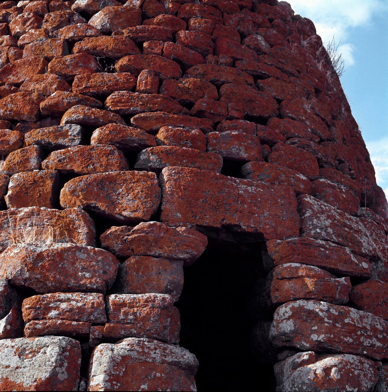 马科梅尔Nuraghe Montecodes（或称Monte codes）的入口景观 作者 撒丁岛的努拉克文明