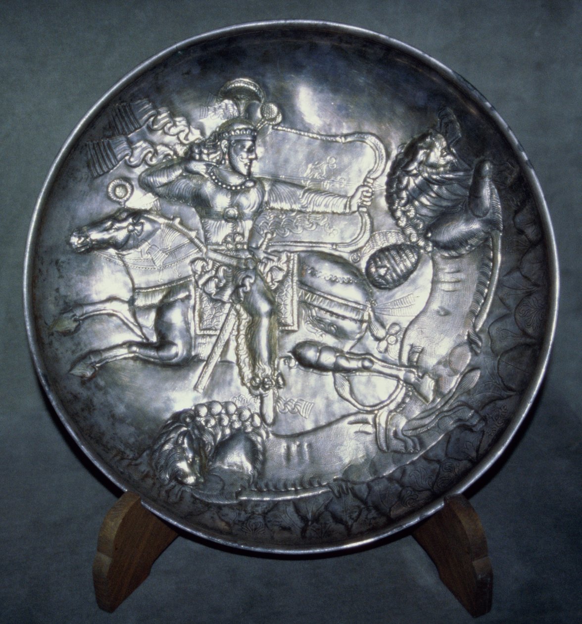 描绘国王Ardashir II（r.379-86）的菜，来自Sari，Mazandaran，c。公元380年（追逐和切割银） 作者 萨珊学校