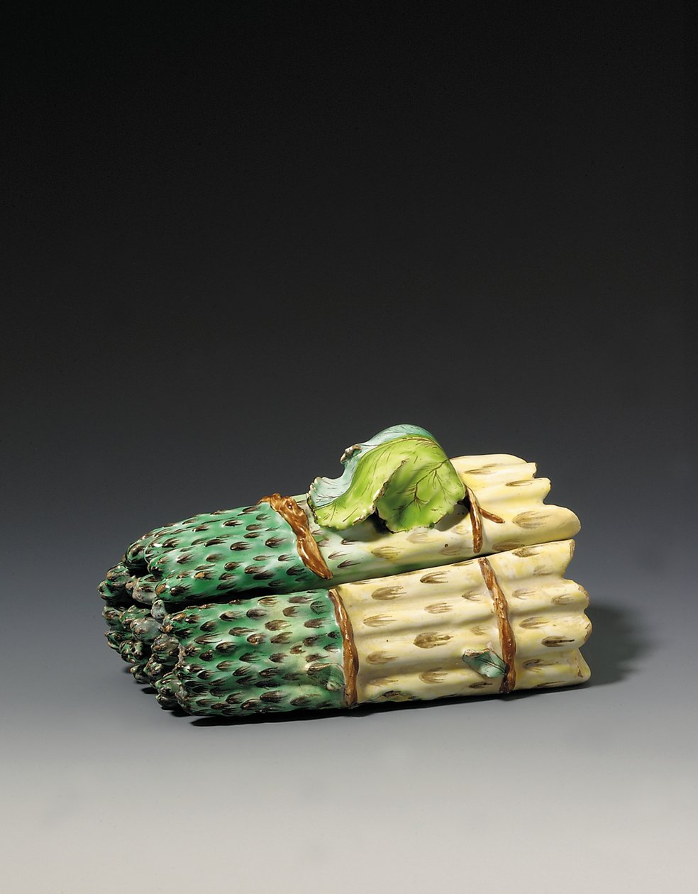 芦笋盖碗，约1750年 作者 塞欧工厂