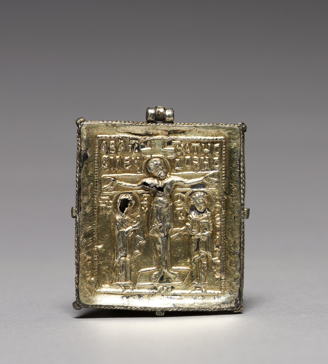 钉在十字架上的Enkolpion（正面）和Saints Theodore和George（背面） 作者 拜占庭学校