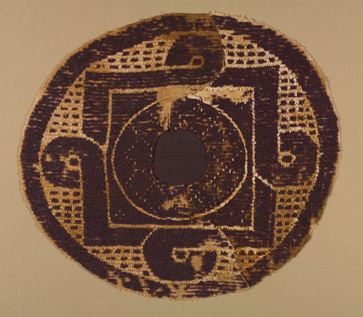 来自毯子或盖子的环形圆盘，300年代至400年代（带辅助纬线包裹的织锦，未染色的亚麻布和染色的羊毛）。 作者 拜占庭学校