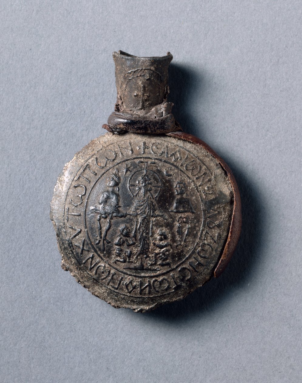 朝圣者的壶瓶，带有被钉十字架的场景（正面）和提升（背面），c.600（锡铅合金，带有皮革碎片） 作者 拜占庭学校