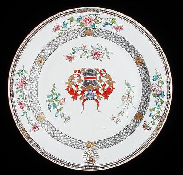 带有奥地利Leonrodt臂章的玫瑰花纹充电器，约1730年（瓷器 作者 学校中文