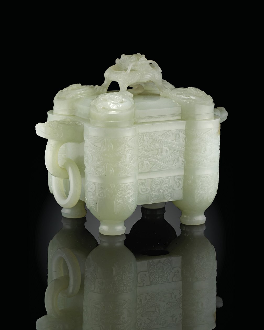乾隆时期（1736-95年）土鲁的古器皿和表皮（淡青瓷玉）（另见619015） 作者 学校中文