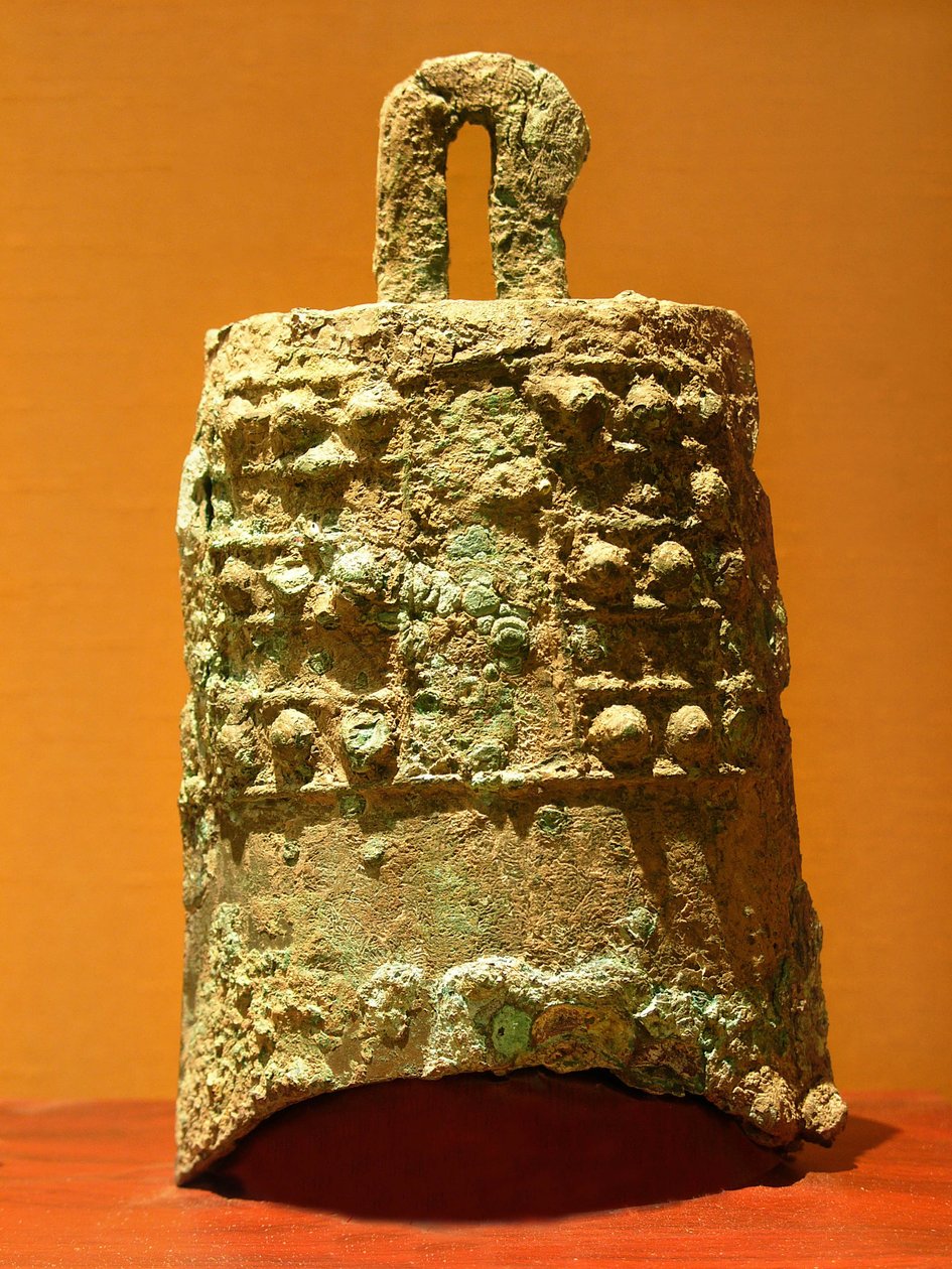 铜钟（公元前770-476年），在襄门发现。摄影，Leonard de Selva，苏州博物馆，中国，2006。 作者 学校中文