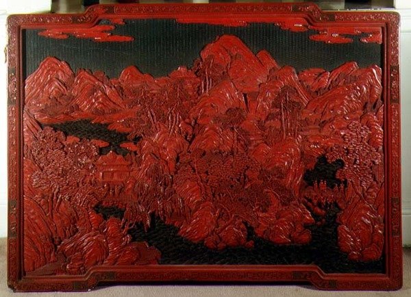 绿色地面上的雕花墙匾 作者 学校中文