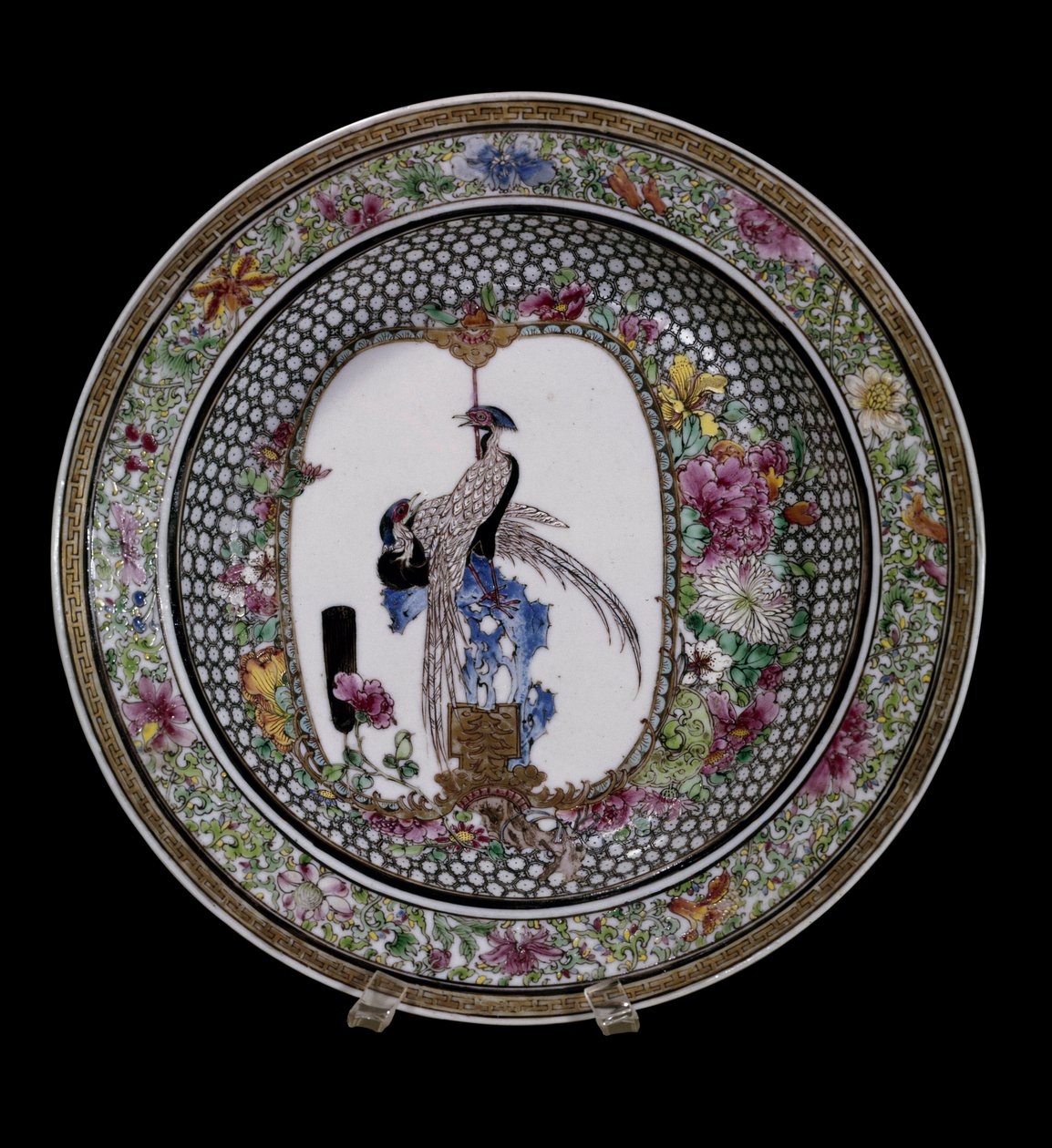 中国艺术：粉红家族的陶瓷盘，饰有花鸟图案。乾隆年间（1736-1795）。巴黎，吉美博物馆，国立亚洲艺术博物馆。 作者 学校中文