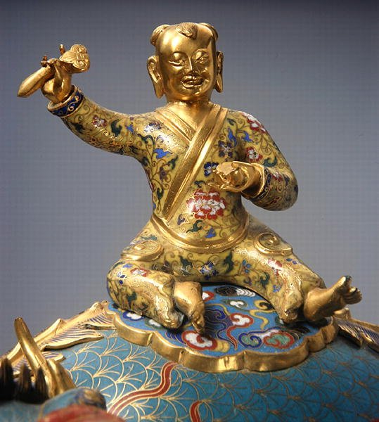 乾隆时期（1736-95）一对麒麟的骑手细节（掐丝珐琅与鎏金金属）（另见272142）。 作者 学校中文