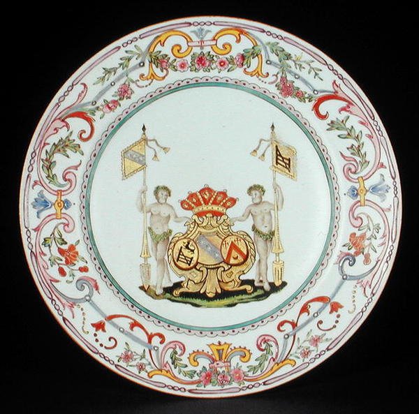 粉彩装饰的晚餐盘，上面有Ghyseghem的Goos的徽章，有Vecquemans和Goubau的图案，雍正时期（1725-35）约1730（瓷器 作者 学校中文