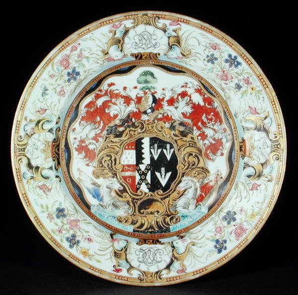 康熙时期（1662-1722年）洛可可风格的粉彩晚餐盘，带有Leake Okeover Esq.的徽章（瓷器）。 作者 学校中文