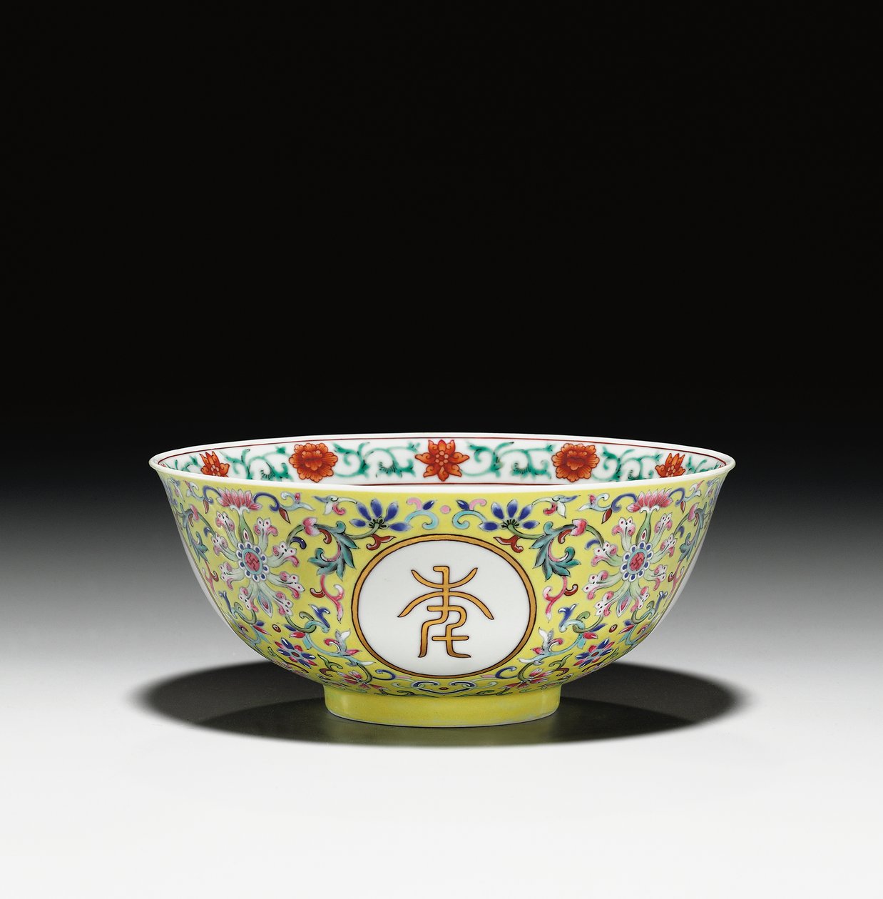 嘉庆时期（1796-1820年）的粉彩玫瑰黄底“生日”碗（陶瓷）（另请参阅465374） 作者 学校中文