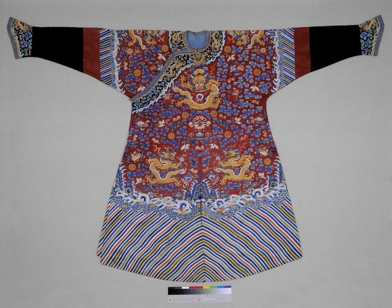 帝国长袍，19 世纪后期（丝绸与刺绣（缎纹， 侵入式缎纹针迹，分裂针迹，直线 针迹，中国结，沙发，轮廓，铺设 工作，扣眼）） 作者 学校中文