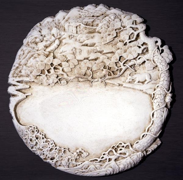 砚台，清代陶工陈国治制作，19世纪初中期（刻瓷）。 作者 学校中文