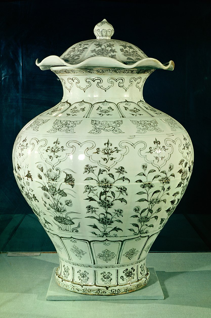 大的 "国安 "花瓶，装饰着蓝色的花朵，来自北京海淀区，元代（瓷器）。 作者 学校中文