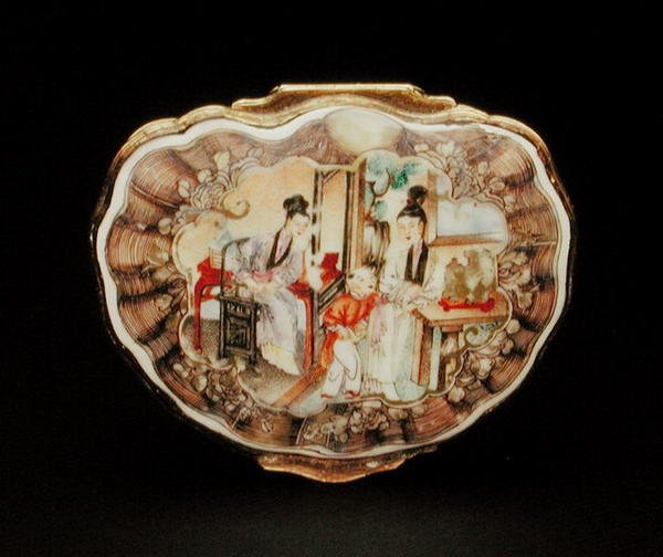 贝壳形鼻烟壶盖，乾隆时期（1736-95）约1760年（瓷器）（另见210139）。 作者 学校中文