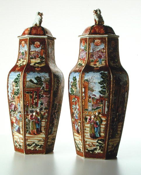 中国乾隆时期（1736-95）六边形花瓶一对（瓷器） 作者 学校中文