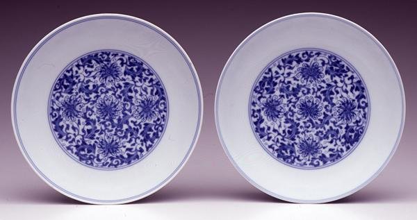 一对碟子，带风格化的莲花，雍正标记和时期1723-35（瓷器，釉下蓝）。 作者 学校中文