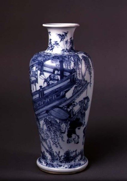 描绘阳台上的女士的花瓶，中国，约1690-1710年（陶器，釉下蓝）。 作者 学校中文