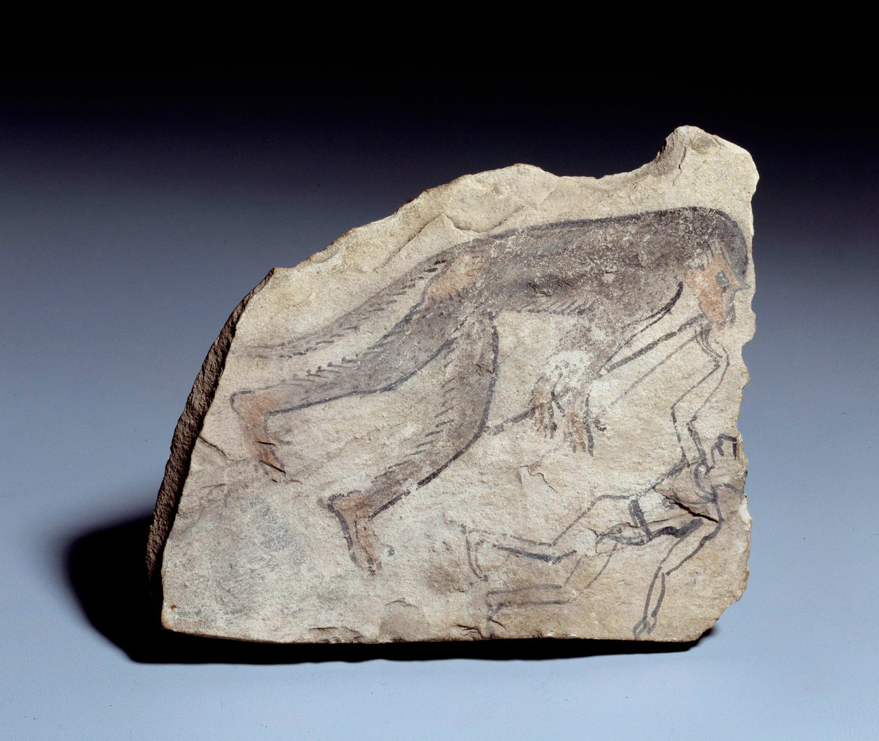 埃及古物：ostrakon（或ostracon）（复数：ostraca或ostraka）（陶器）图：猴子吹双笛（aulos）使男人跳舞。 石灰岩中的石头。 第 19 王朝（约 1295-1186 年）。 来自 Deir el-Medineh (el Medineh) 的遗址。 太阳 0,14x0,1 作者 埃及学校