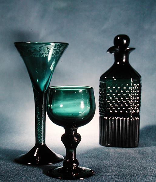 从左到右。装饰酒杯，圆玻璃和醒酒器，18世纪末至19世纪初（绿色玻璃 作者 学校英语