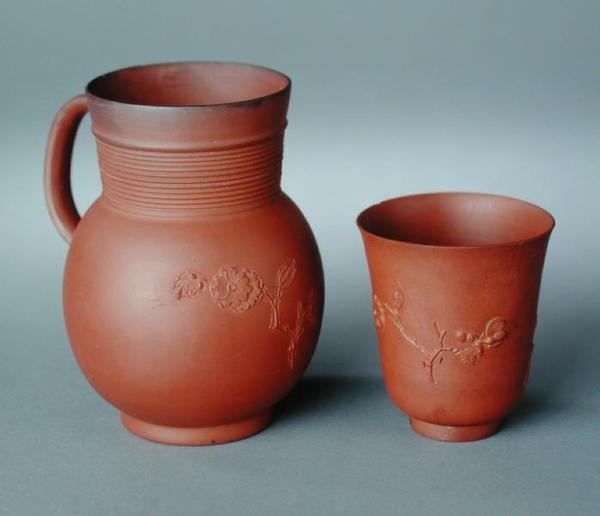 杯子和烧杯，红色炻器，楔形装饰，Elers作品（陶瓷）。 作者 学校英语