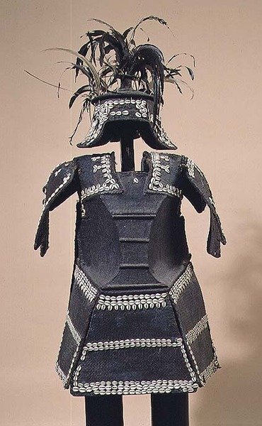 来自菲律宾棉兰老岛的 Ata Armor（涂有树脂的藤条并绣有贝壳） 作者 学校菲律宾人