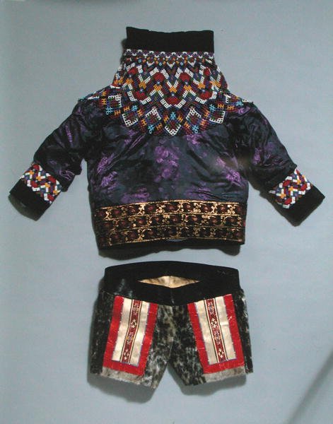 女式夹克和短裤，来自格陵兰（纺织品）。 作者 学校因纽特人