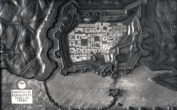 17世纪塞浦路斯岛法马戈斯塔要塞的浮雕地图（黑白照片）。 作者 学校意大利语