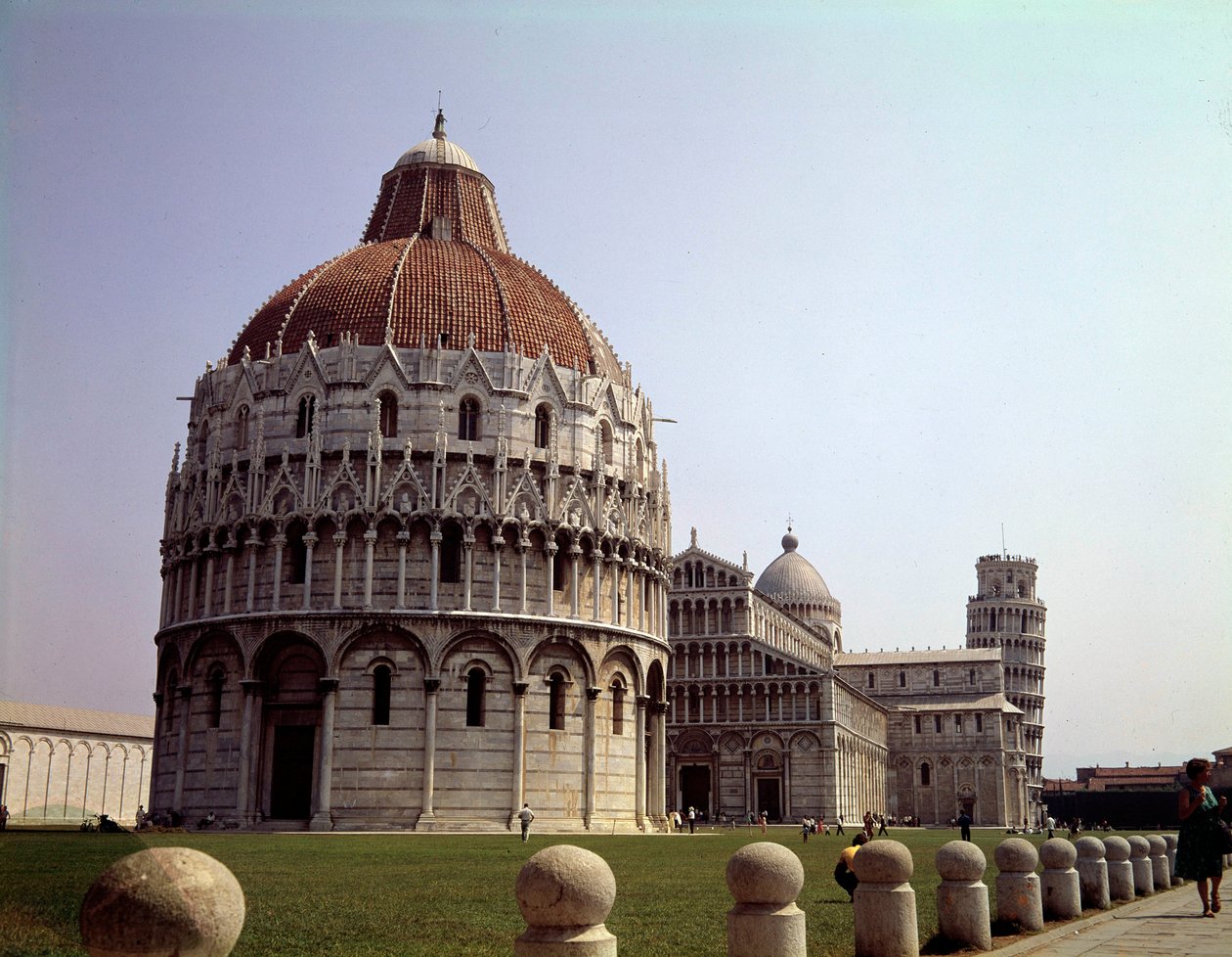 中世纪建筑：意大利Campo dei Miracoli（奇迹广场）上比萨的Baptistere（建于1153年至1353年）、Dome（大教堂或大教堂）和塔（始于1064年）的景色。 作者 学校意大利语